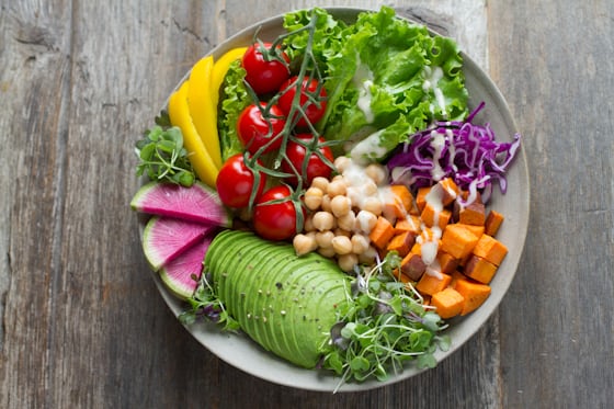 Layered salad with mixed vegetables and grains